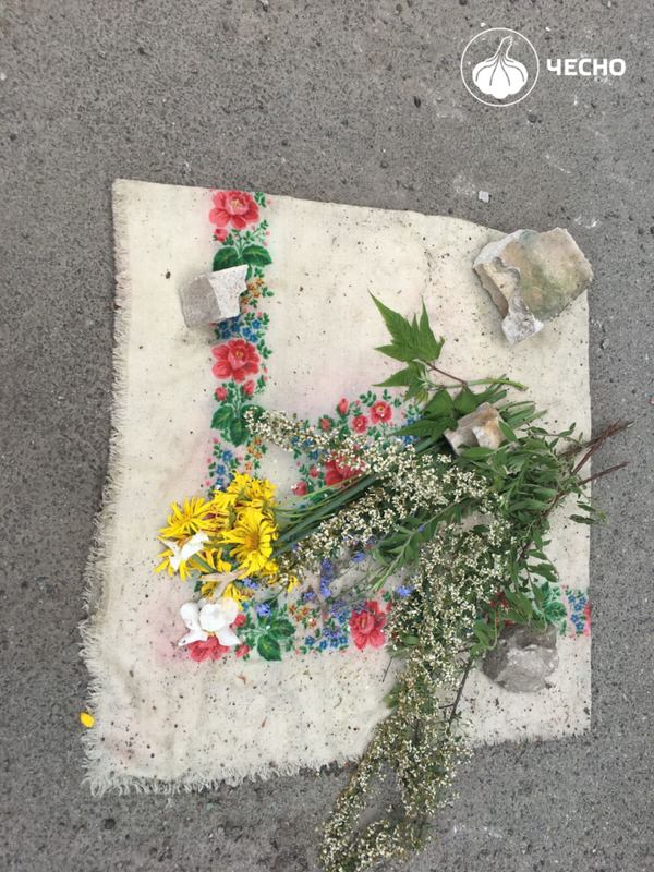 Місце вбивства Олега, куди Ірина щодня приносила квіти/Фото: Чесно