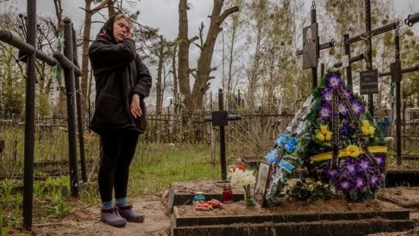 Ірина Абрамова біля могили чоловіка/Фото з відкритих джерел
