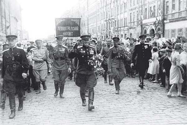 Воины Ленинградского фронта в городе, который они защищали. Фото из архива Александра Цыганова