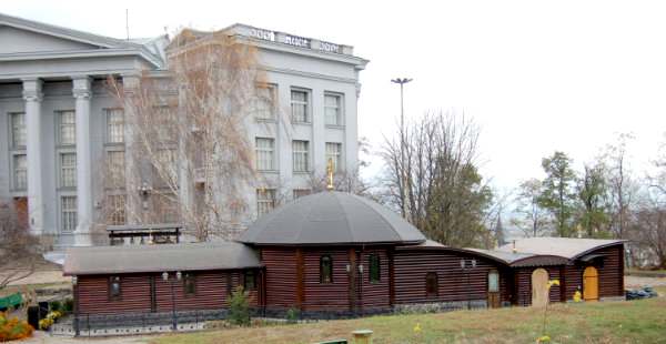 «Десятинный монастырь» на фоне Исторического музея, поверх фундаментов княжеского Киева