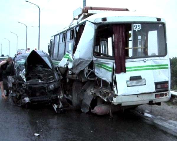 Прошлогоднее ДТП в Днепропетровске. BMW разнес пассажирский автобус. Пострадали семь человек.  