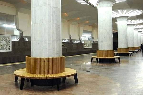 Станция метро «Алексеевская», те самые лавочки