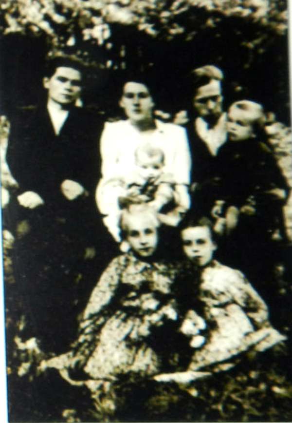 Василий Макух с семьей вскоре после возвращения из ГУЛАГа