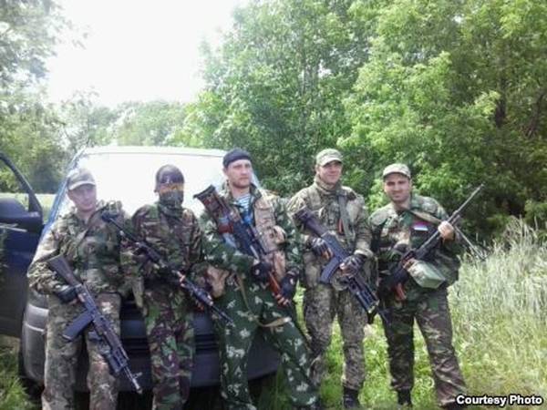 Артур Гаспарян (крайний справа) со своими товарищами из батальона "Восток"