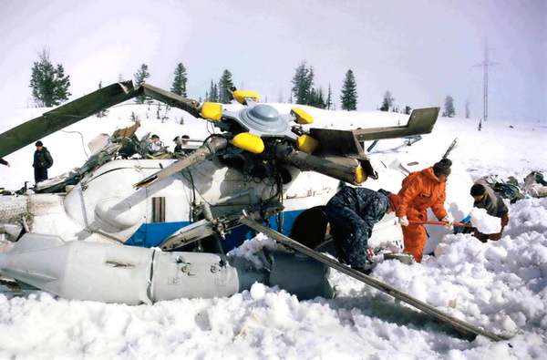 Официальная версия гибели вертолёта с генералом Лебедем на борту вызывает доверие далеко не у всех. 29 апреля 2002 года