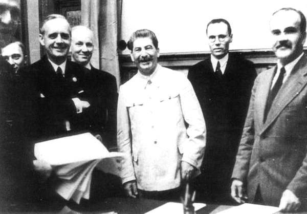 Пакт Гитлера — Сталина был подписан 23 августа 1939 года в Москве. Сталин искренне улыбается в компании министров иностранных дел Германии Риббентропа (слева) и СССР — Молотова (справа).