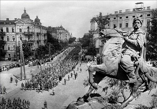Советские солдаты ведут немецких военнопленных по улица Киева 16 августа 1944 год