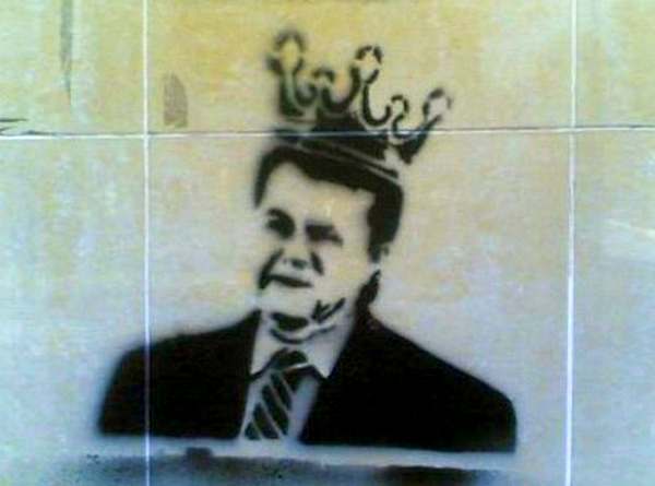 На стенах домов в Донецке появилось граффити, на котором изображен Президент Виктор Янукович с короной на голове.