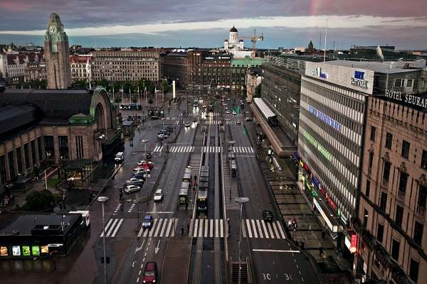 Под привокзальной улицей Кайвокату кипит жизнь: здесь находятся станция метро и торговый центр, который закрывается позже всех хельсинкских магазинов