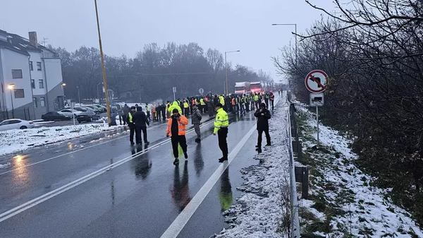Фото: Facebook/УНАС Словацькі автоперевізники розпочали блокування прикордонного переходу з Україною Вишнє Нємецьке – Ужгород