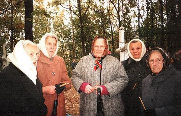 Марія Антонюк (крайня праворуч) з бойовими подругами на могилі повстанців у колишньому штабі УПА. Джерело фото: Історична правда