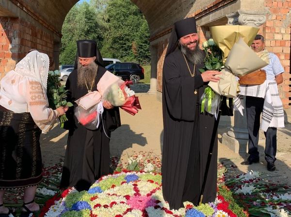 Єпископа ПЦМ / РПЦ Патрокла Поромбака почесно зустрічають у Красноїльську на Буковині квітами, липень 2024 р. / Джерело фото: Фото з ФБ-сторінки "Вірні Чернівецько-Буковинської єпархії УПЦ".