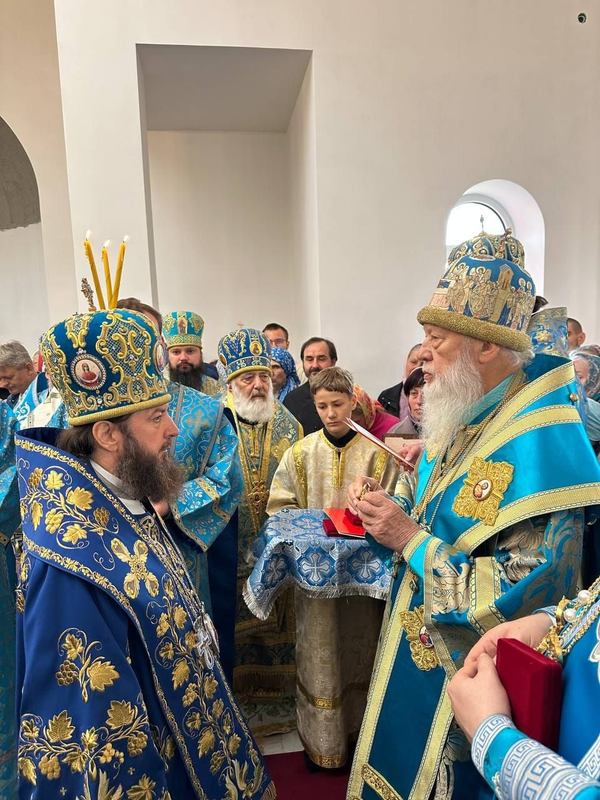 Митрополит "У"ПЦ Агафангел Саввін вручає архиєпископу ПЦМ / РПЦ Петру Мустяце орден від предстоятеля "У"ПЦ Онуфрія, 2024 р. / Джерело фото: Фото з сайту Унгенсько-Ніспоренської єпархії ПЦМ / РПЦ