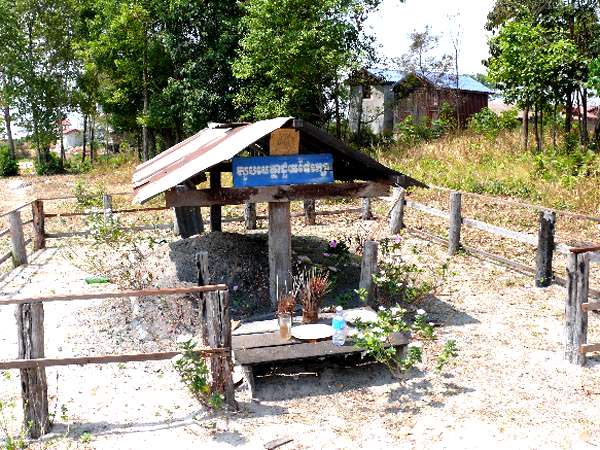 Скромная могила лидера «красных кхмеров». Ее не сравняли с землей из-за боязни, что дух Пол Пота станет мстить нарушителям его покоя. Но в 2010 году правительство Камбоджи решило превратить могилу диктатора в туристический аттракцион. Вероятно, камбоджийцы считают, что дух Салот Сара любит большие компании. Фото (Creative Commons license): Du Hangst  