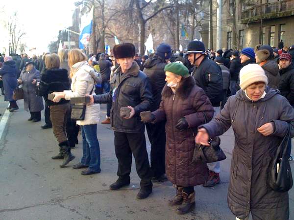 Пока коммунисты и “регионалы” прятались от народа, пожилые киевлянки помогали протестующим брусчаткой. Ненависть к “донецким” и милиции на службе уголовников стала обязательной чертой местного патриотизма в Киеве
