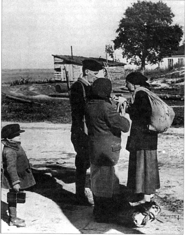 Апогей нацистской кампании морения Киева голодом: вооруженный полицейский останавливает женщин, которые хотят пройти в город. Лето 1942 года — подпись Карела Беркгофа.