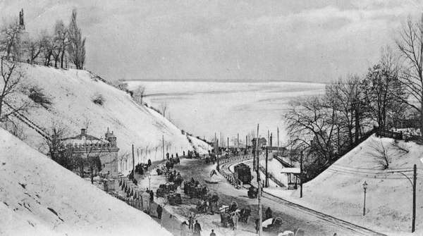 1900-е годы  Зимний Александровский (Владимирский спуск) и вид на Днепр, покрытый льдом.