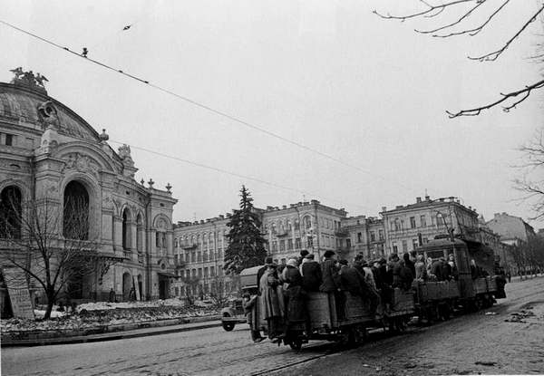 1944 год  Известное фото военного корреспондента Ивана Шагина. Трамвай с прицепной грузовой платформой на Театральной площади.