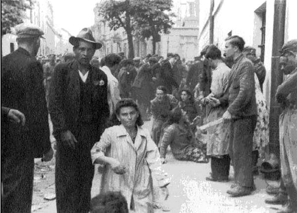 Одна из сцен антиеврейского насилия в Львове, лето 1941 г.