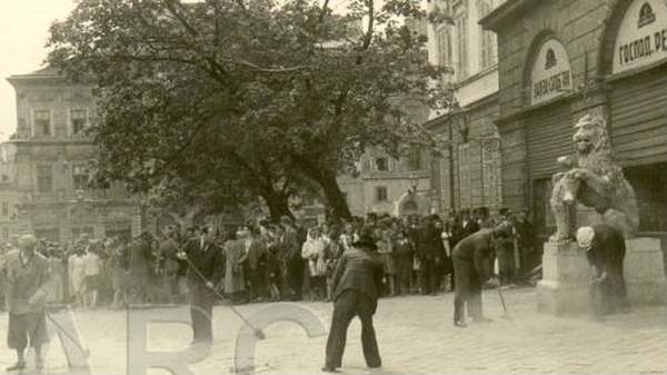 Львовяне наблюдают, как евреи убирают площадь Рынок перед входом в Ратушу