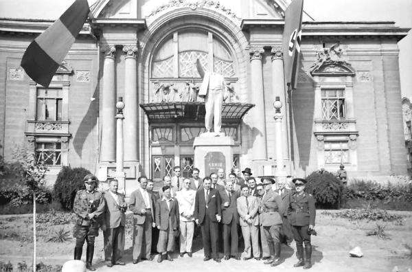Фотография "на память". Черновцы, у бывшего монумента Ленину, 24 июля 1941 года