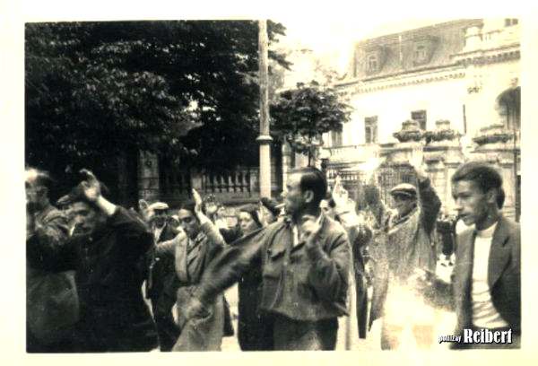 Толпа ведет евреев по улице Коперника в направлении тюрьмы на Лонцкого