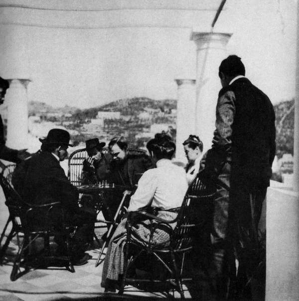Ленин на острове Капри, играет в шахматы с большевиком Богдановым