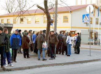 Желающие получить визу перед немецким консульством в Киеве — январь 2002 года