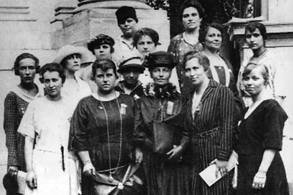 Мілена Рудницька у колі учасниць українського жіночого конгресу у Відні, 1921 рік. Фото: Український інтерес