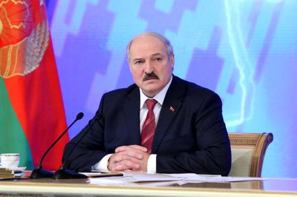 Александр Лукашенко правит государством в диктаторском режиме, но в качестве прикрытия регулярно инициирует проведение голосований и выборов.