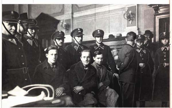 Дмитрий Данилишин, Василий Билас и Марьян Жураковский во Львовском уездном суде. 1932 г.