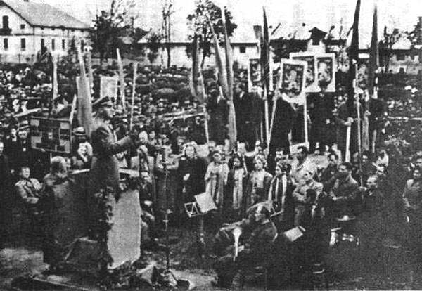Публичная манифестация в Коломые по случаю провозглашения набора в дивизию «Галичина». 28 апреля 1943 года. Выступает губернатор дистрикта «Галичина» Отто Вехтер