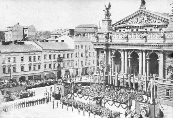Прощание добровольцев перед Оперным театром во Львове. 18 июля 1943 года