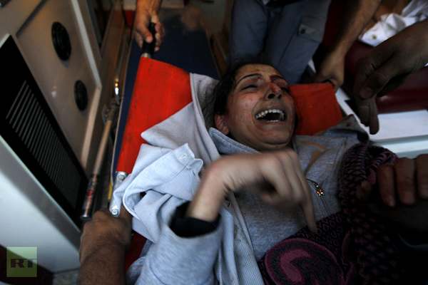 Потерпевшая женщина после налета израильской авиации на дом в Бейт-Лахия, на севере сектора Газа 17 ноября 2012 года (AFP PHOTO / Мухаммед Абед)