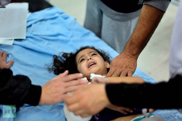 Раненая палестинская девушка на больничной койке после израильского авиаудара в северной части сектора Газа 17 ноября 2012 (REUTERS / Ali Hassan)