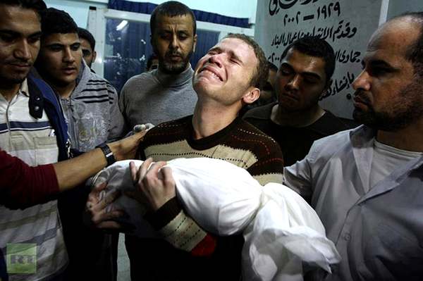 Корреспондент информационного агентства Би-би-си Джихад Машарави (Jihad Masharawi) оплакивает своего 11-месячного сына, сгоревшего заживо в результате удара ВВС Израиля (15 ноября, 2012) 