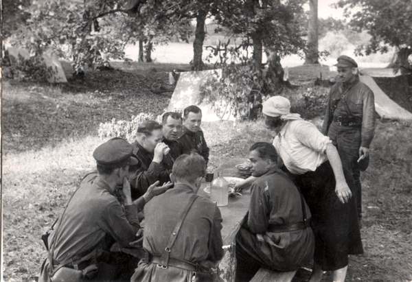 Руководитель УШПД Тимофей Строкач с командованием ровенских партизанских соединений Ровенщины за обедом. Июнь 1943 года