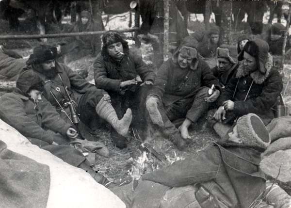 Партизаны Черниговско-Волынского соединения А.Федорова на отдыхе у костра во время рейда в Западную Украину. 1943 год