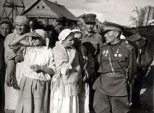Сидор Ковпак разговаривает с галицкими крестьянками. 1943г.