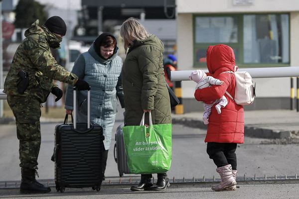 32% українців, які проживають у Польщі, збираються якомога швидше повернутись додому © AP / Visar Kryeziu