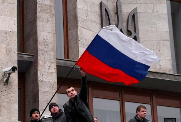 Протестующие водружают российский флаг над зданием Донецкой обладминистрации, 5 марта 2014 года