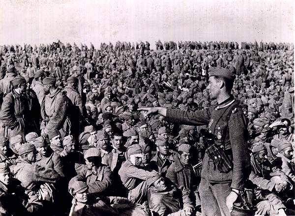 Пункт сбора взятых в плен в Харьковском котле. На переднем плане немецкий солдат. Лето 1942 года. Архив ЦИОД