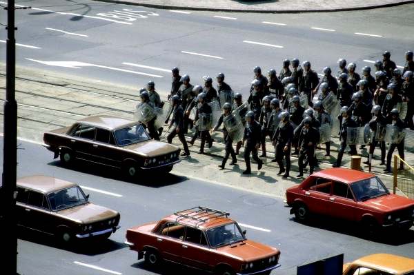 ZOMO (аббревиатура от польского "Моторизованные отряды народной милиции”) были символом режима ПНР. Варшава, улица Маршалковская, начало 1980-х