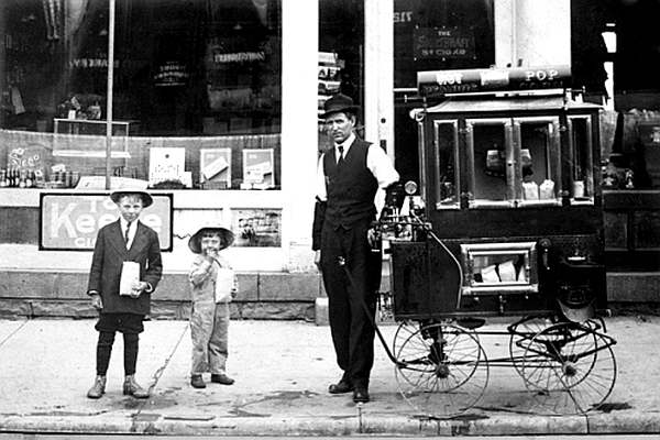 Уличный торговец попкорном в 1912 году (фото из коллекции Kirn Vintage Stock / Corbis).