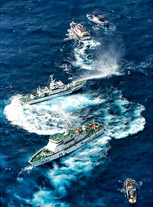 5 сентября, акватория Сенкаку. Японские катера выиграли бой, пока — на водометах, у тайваньских 