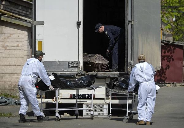 Службы перемещают тела погибших в Буче. Фото: EPA/АНДРИЙ НЕСТЕРЕНКО/PAP