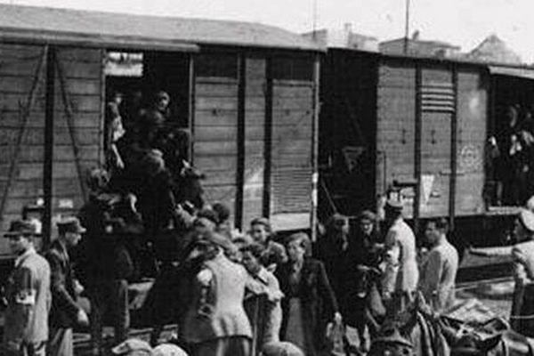 Кримські татари сідають у товарні вагони, призначені для депортації. Джерело фото: zmina.info.