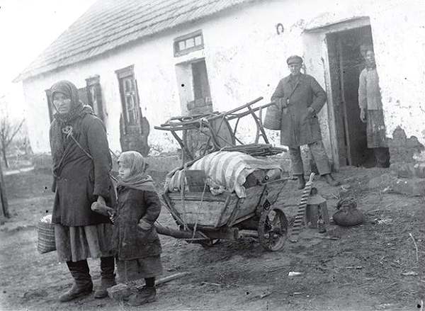 Раскулаченная семья возле своего дома в с. Удачное Донецкой области. 1930-е гг