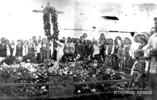 Могилы возле Луцкой тюрьмы. Лето 1941 года