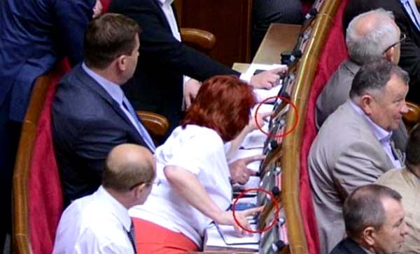 А вот Ольга Сикора из фракции «Батькивщина» считает, что голосование ее двумя руками — это фотомонтаж.